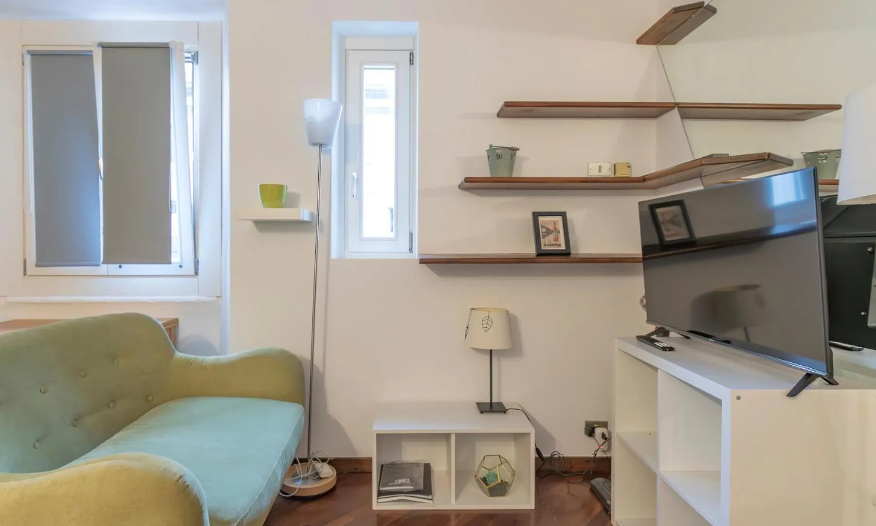 Xenia Apartments - Lovely Studio In Corso Genova 10 Min From Duomo Milan 0*,  Italy